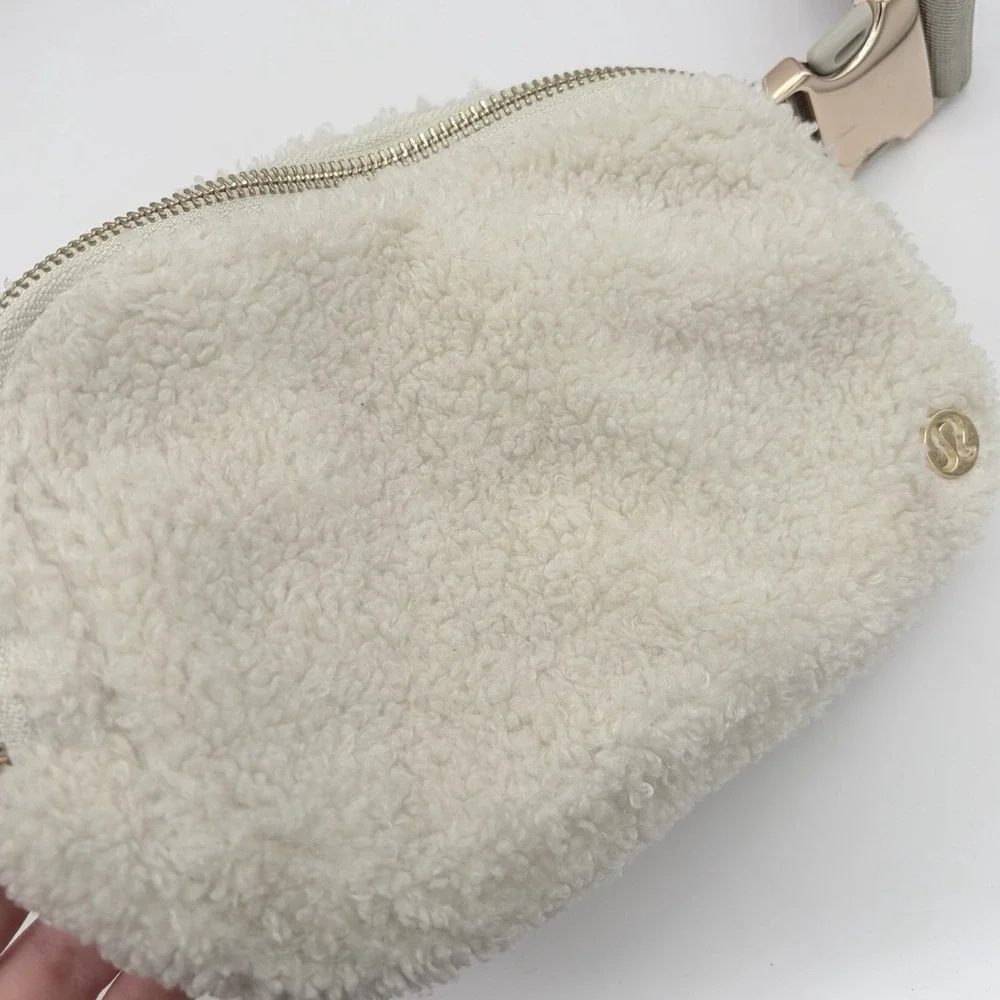 Lululemon Everywhere Belt Bag‎ Fleece White Opal/Gold Sherpa